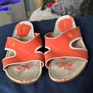 Attractive and colorful Merrill elasticized flip flops for a perfect touch.